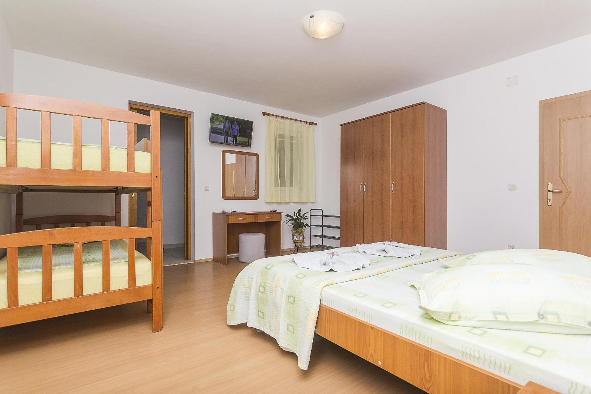 Apartments With A Parking Space Brela, Makarska - 11687 Phòng bức ảnh